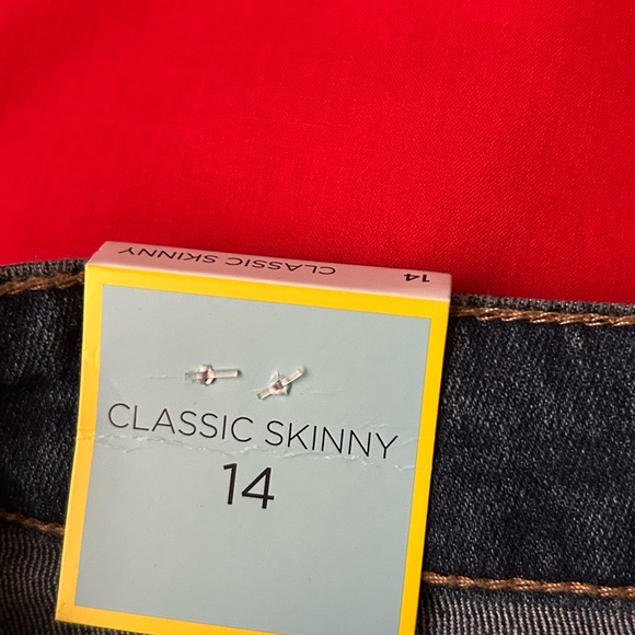 NWT—CeCe Women's Dark Blue Skinny Jeans with Button Accents - Picture 4 of 8